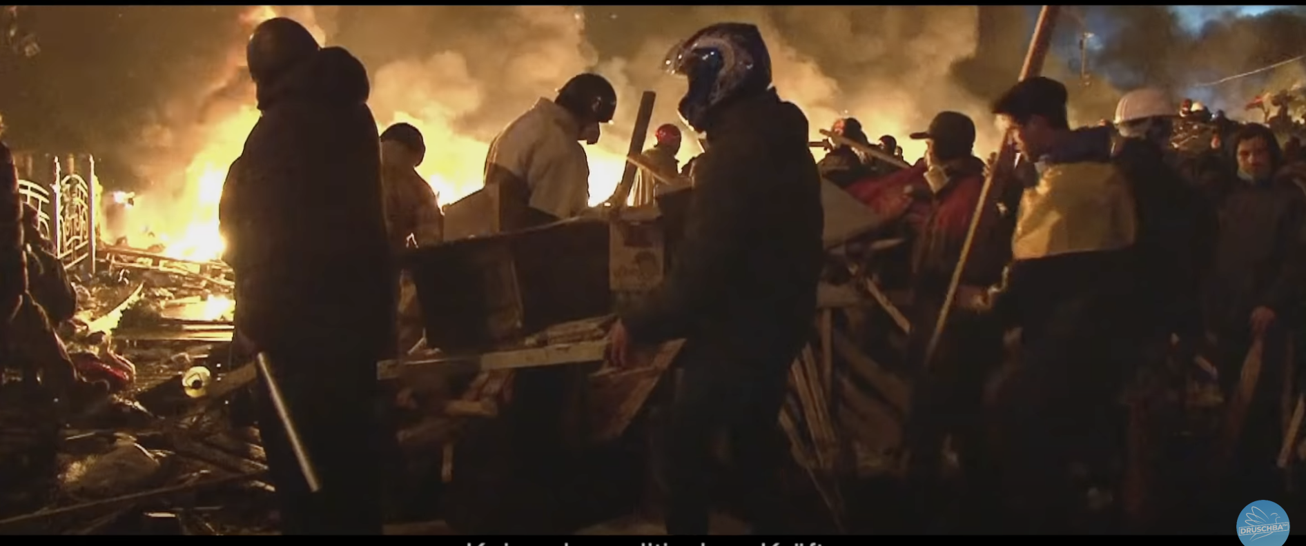 Gewalt auf dem Maidan, Standbild aus dem Dokumentarfilm "Leben und Sterben im Donbass" © 2022 domke-schulz-film&nbsp;