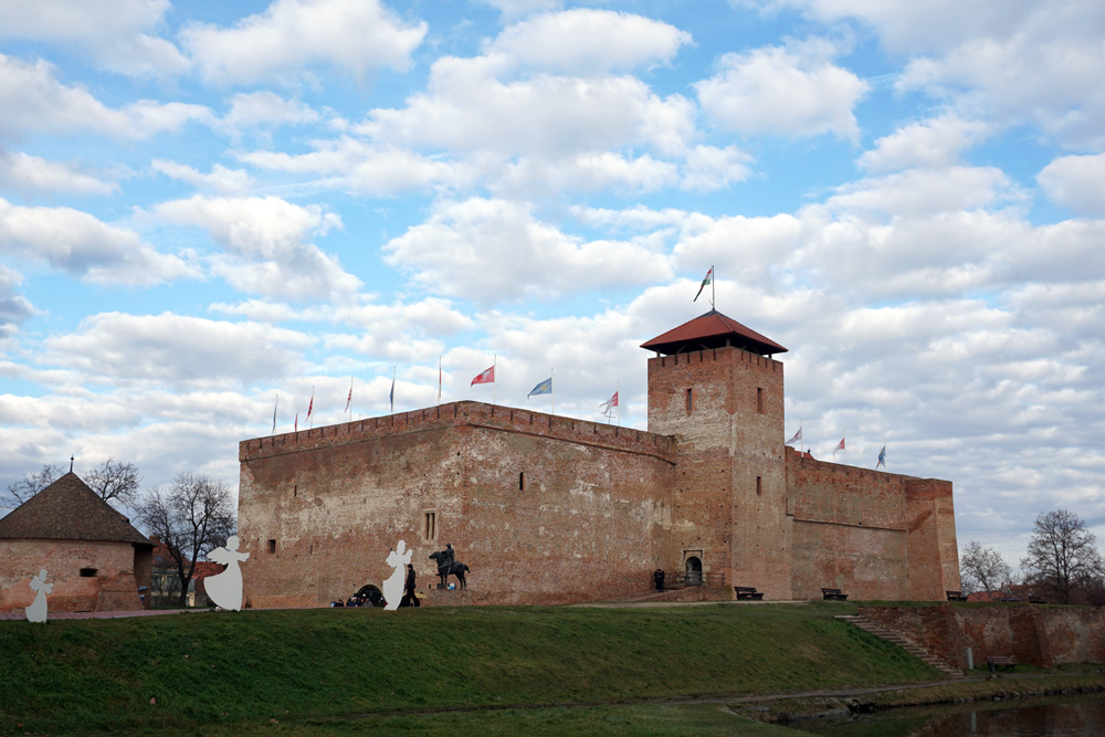 Éva Péli: Die Burg in der ungarischen Provinzstadt Gyula<br>