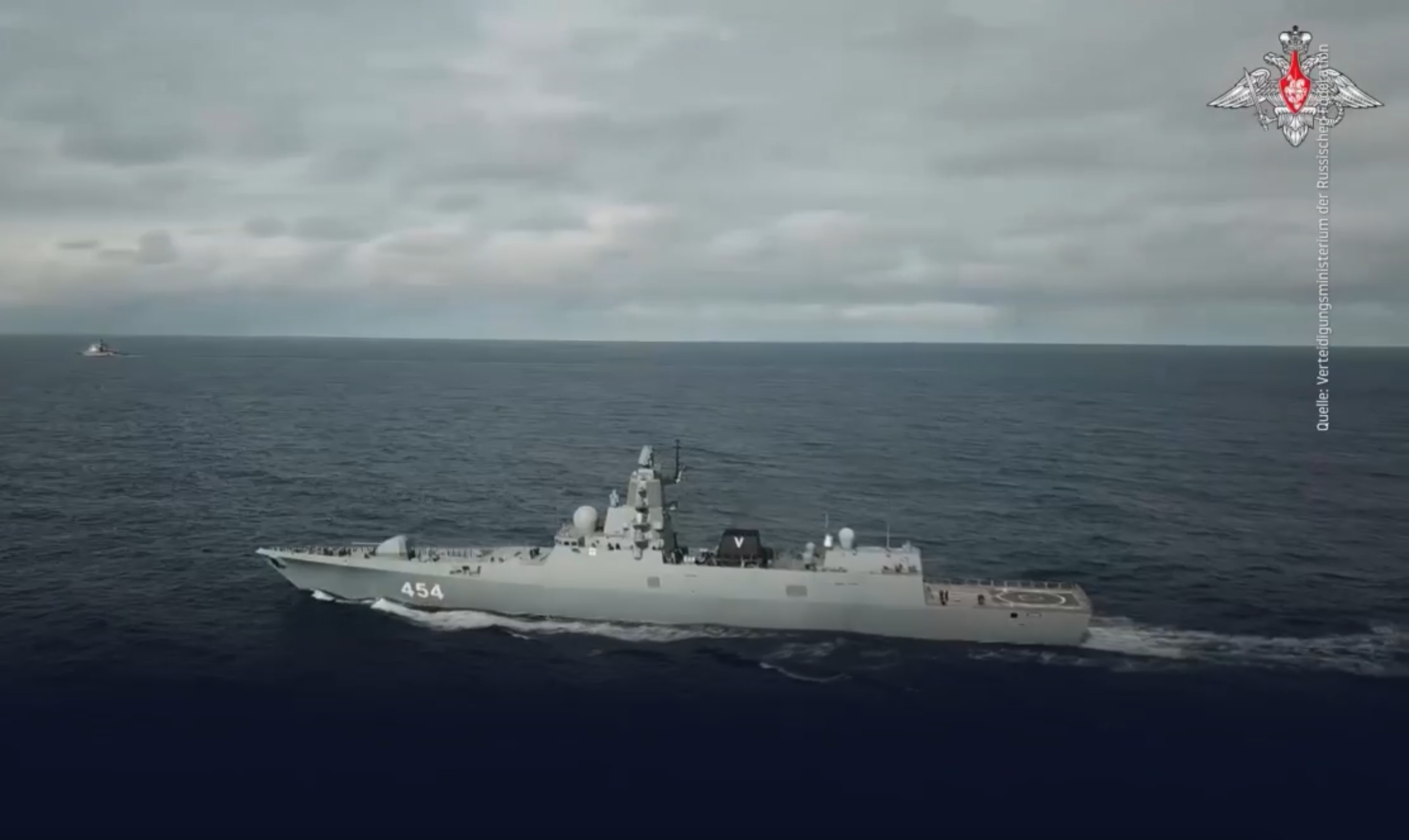 Screenshot Berlin 24/7 - eigenes Video der "Nordflotte", Fregatte Admiral Gorschkow/&nbsp;https://thebarentsobserver.com/en/security/2024/05/now-russian-frigate-aims-guns-against-nato-aircraft