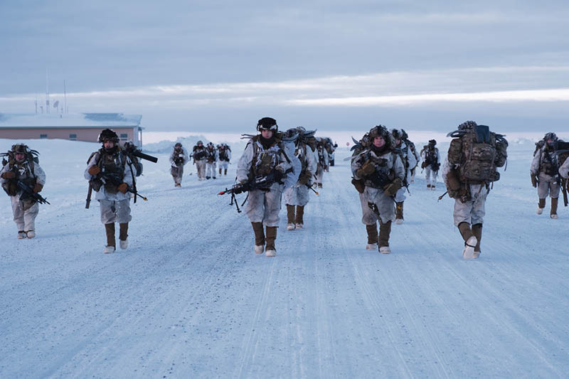 Free21/&nbsp;Soldaten der 1st Infantry Brigade Combat Team und der 11th Airborne Division auf dem Weg zu ihrem Übungsziel außerhalb von Utqiagvik, Alaska. Teil der Übung: Joint Pacific Multinational Readiness Training, am 15.02.2024. (Foto: US-Verteidigungsministerium / Army Pfc. Brandon Vasquez / &lt;https://www.defense.gov/News/News-Stories/Article/Article/3741920/pentagon-arctic-policy-official-underscores-critical-role-of-alliances-in-evolv/&gt;)