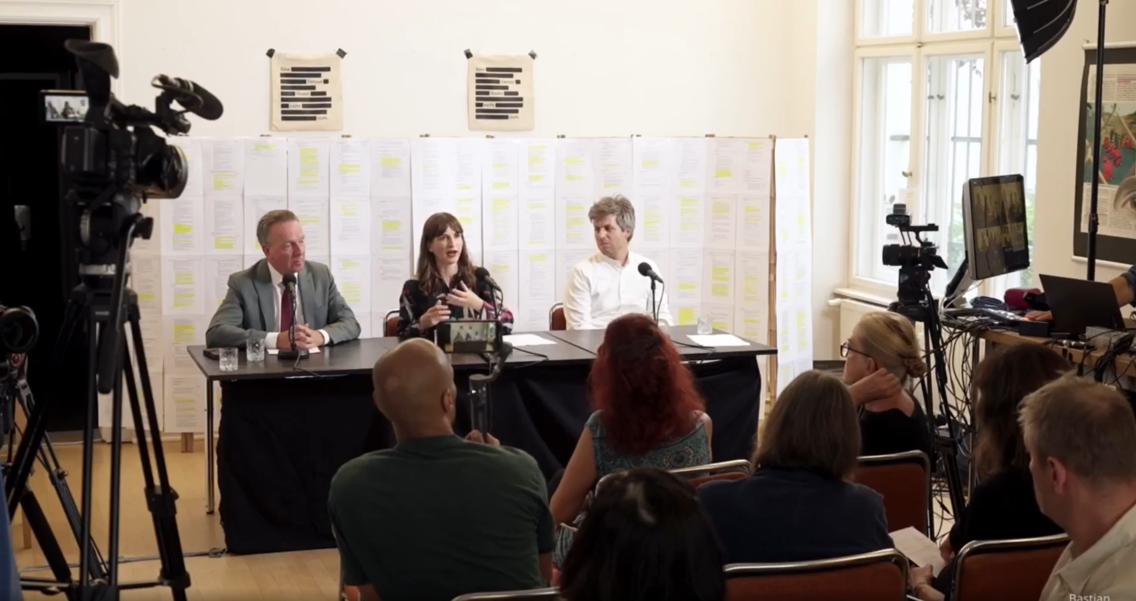 Screenshot Berlin 24/7 - Pressekonferenz in Berlin am 24.Juli 2024 mit der Freien Journalistin Aya Velasquez, Prof. Dr. Stefan Homburg und dem Freien Journalisten Bastian Barucker