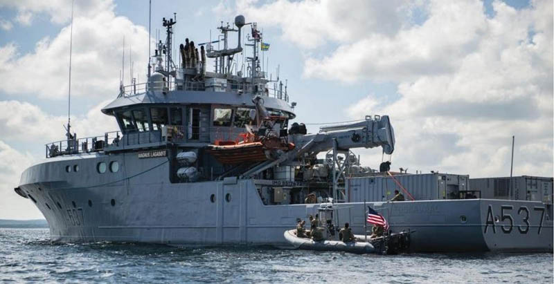 Ostsee (8. Juni 2022). U.S. Marine-Angehörige von der Explosive Ordinance Disposal Mobile Unit (EODMU) 8 nähert sich der Magnus Lagabøte (A 537), Ein Schiff der Reine Klasse. In dem Container an Bord ist möglicherweise eine mobile Dekompressionskammer, die zum Tiefseetauchen benötigt wird. Siehe: [8, 9] (Foto: U.S. Navy / Mass Communication Specialist 1st Class Richard Hoffner / public domain)