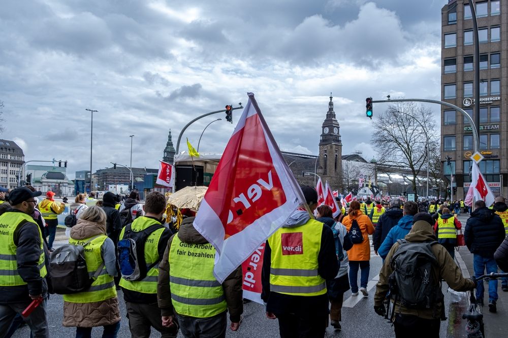 Ver.di ruft zu Warnstreiks auf: Am Freitag fahren Busse und Bahnen im ÖPVN nicht