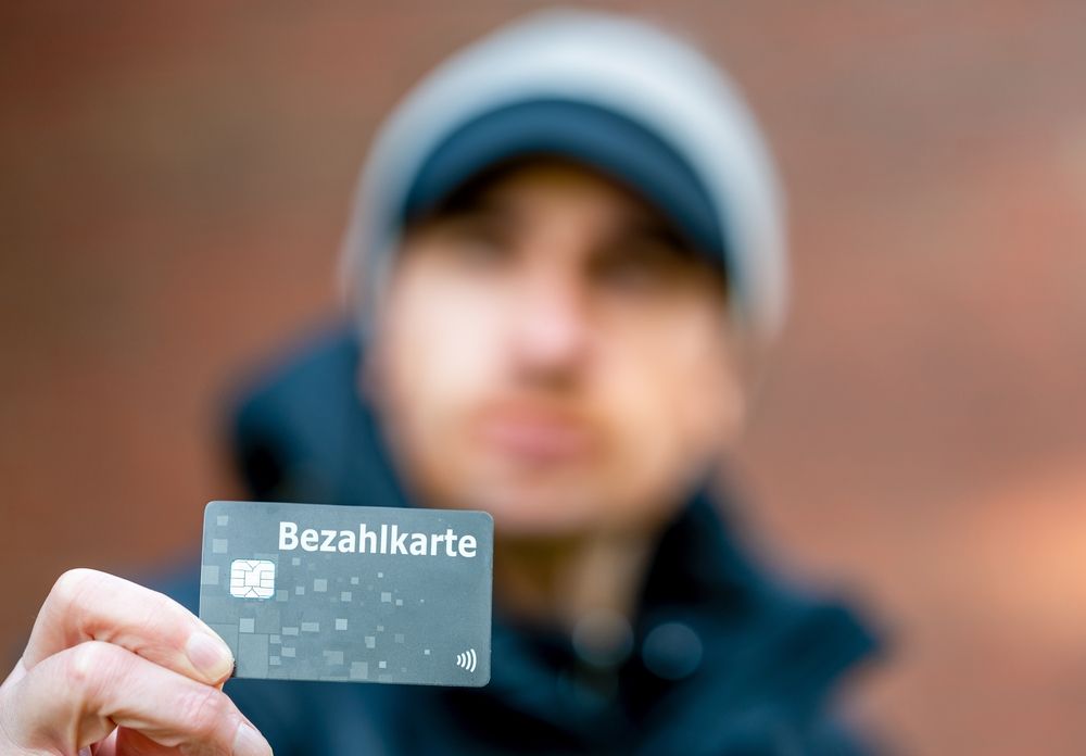 Bundestag billigt Bezahlkarte für Geflüchtete – Union, Linke und Polizei kritisieren das Projekt