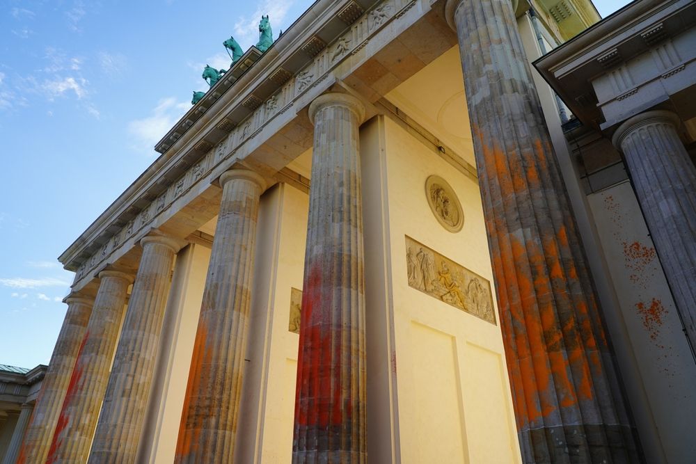 Erste Urteile nach Farbattacke auf Brandenburger Tor – Bewährungsstrafen