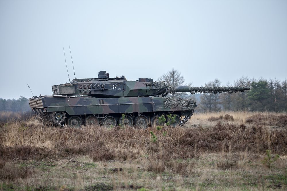 Leopard 2 und Schützenpanzerwagen Marder als Russlands Trophäen in Moskau ausgestellt