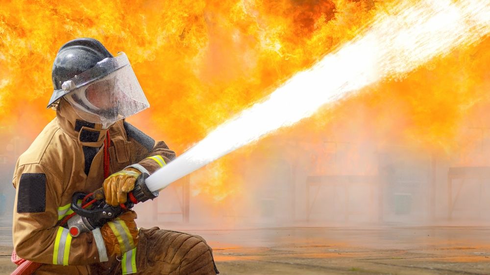 Giftige Rauchwolke in Berlin – Großbrand in einer Metallfabrik nicht unter Kontrolle