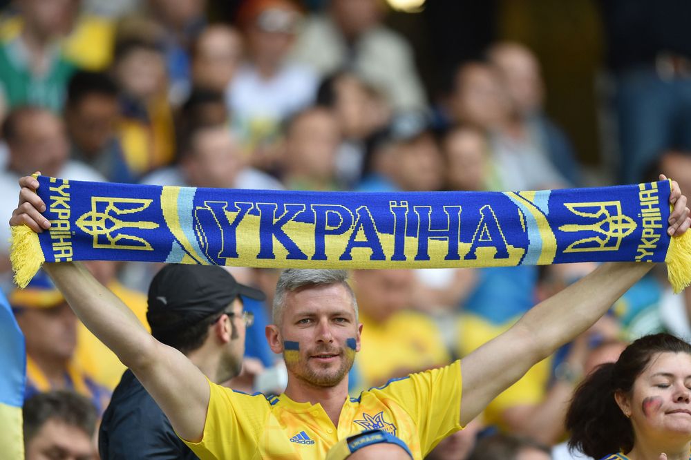 Ukraine-Fans zeigen Banner mit Gesicht eines gefallenen Azow-Kämpfers