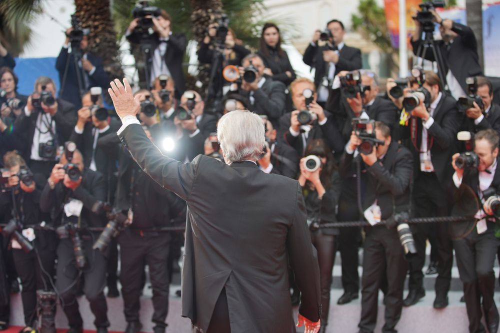 Alain Delon wird auf seinem Anwesen neben Hunden beigesetzt – Lokale Flugverbotszone angeordnet