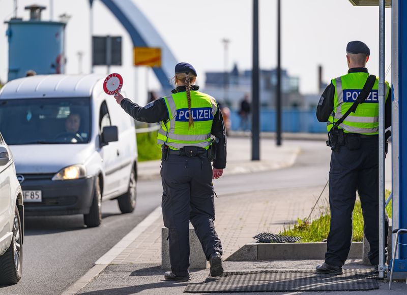 Dobrindt verstärkt Präsenz der Polizei an den Grenzen