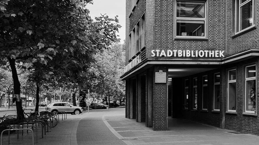 Shitbürger in der Stadtbücherei